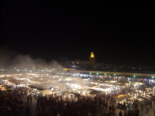 La plaza Djema el-Fna de noche en Marrakech
