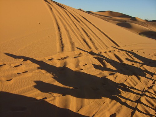 En camello por el desierto de Erg Chebbi en Marruecos
