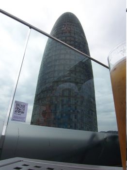 Semapedia delante de la Torre Agbar de Barcelona
