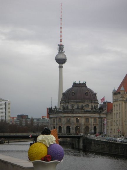 La torre de televisión de Berlín junto la isla de los museos