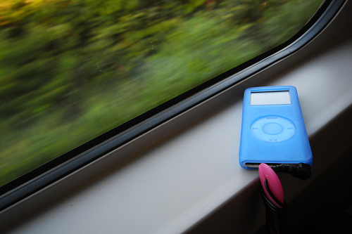 Escuchando música en el tren