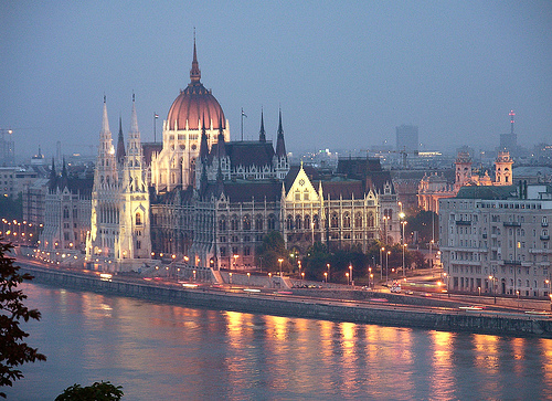 Parlamento de Budapest al atardecer, reflejado en el Danubio