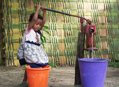 Niña sacando agua en Madagascar
