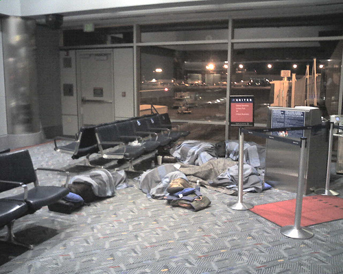 Durmiendo en el aeropuerto de Denver por la cancelación de un vuelo por culpa del tiempo