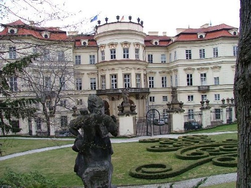 Exteriores de la embajada alemana en Praga