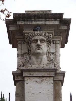 Columna de Nerón, en la entrada de la Domus Aurea