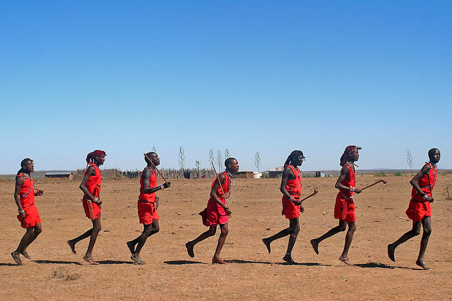 Guerreros masai corriendo en su poblado