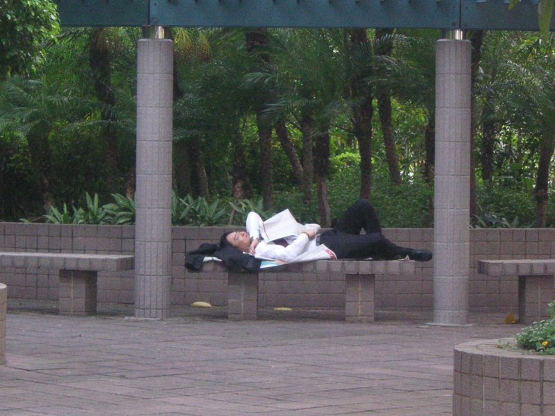Un chino durmiendo en Hong Kong