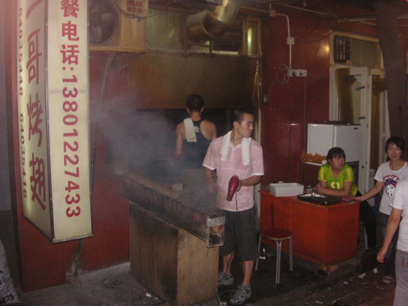 Cocinero con las herramientas típicas de la cocina típica en Beijing