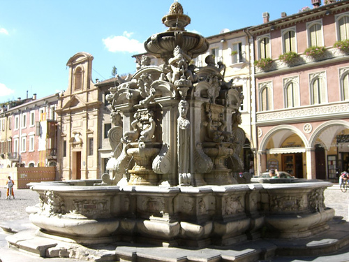 Fuente de la Piazza del Popolo en Cesena