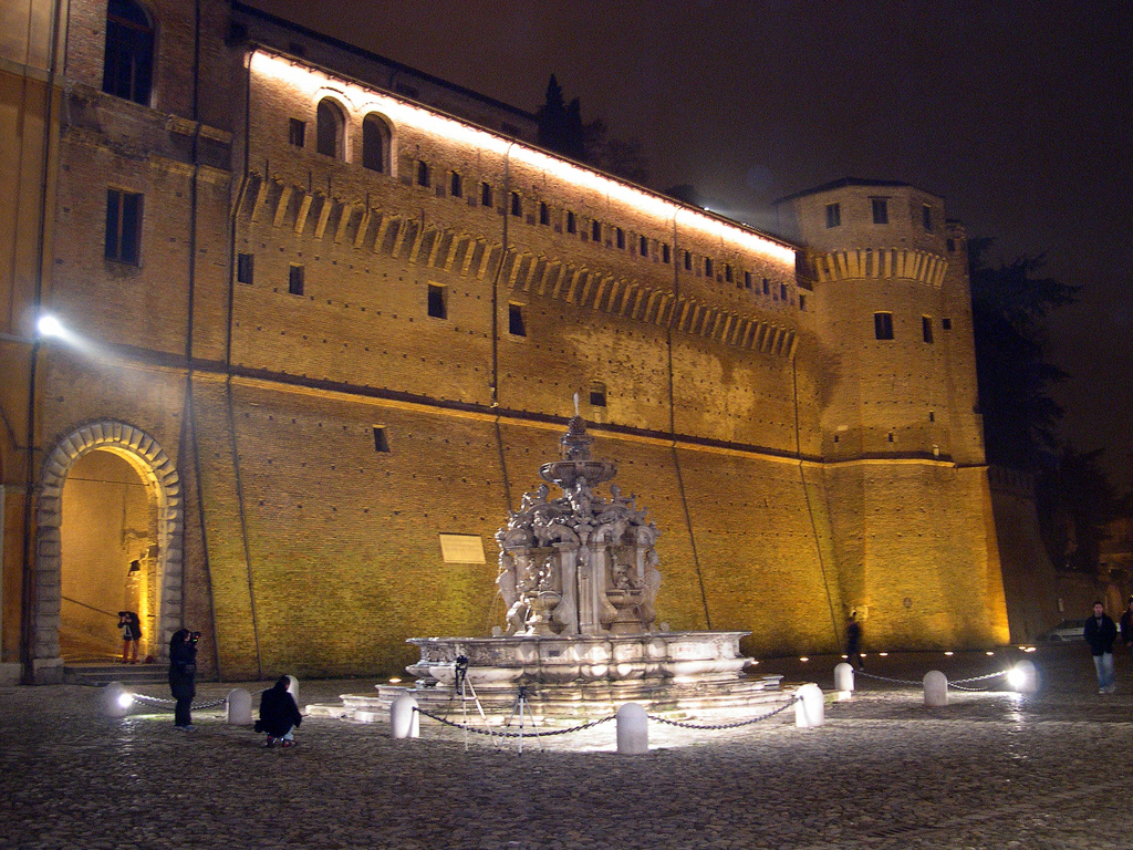 Piazza del Popolo de Cesena por la noche