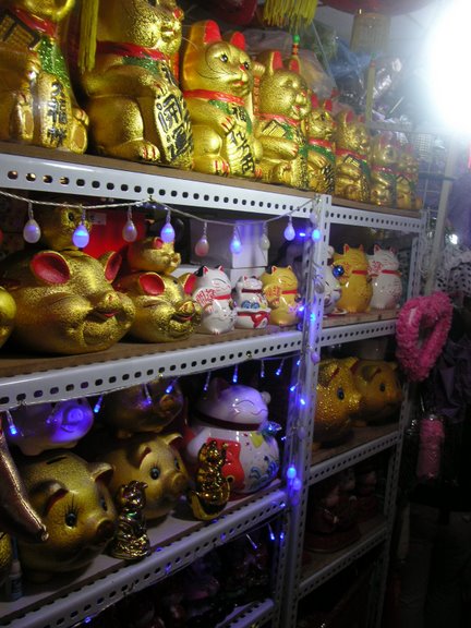 Mercado de souvenirs y productos chinos de la suerte