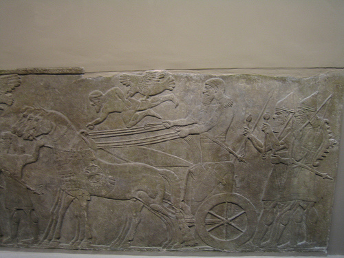 Asurbanipal cazando leones, en el Museo Británico de Londres (y V)