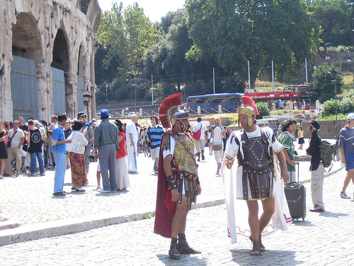 Actores haciendo de romanos, en el Coliseo de Roma