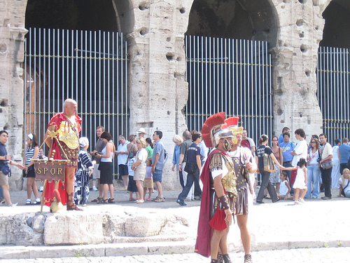 Pretorianos postizos, en el Coliseo de Roma