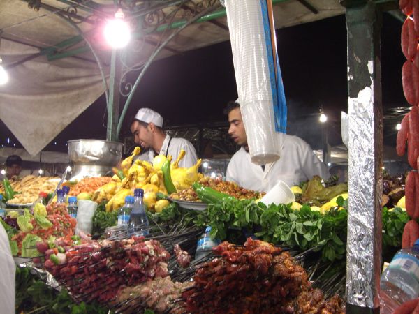 Garito con pinchitos y carne en la plaza Djema-el-Fna de Marrakech