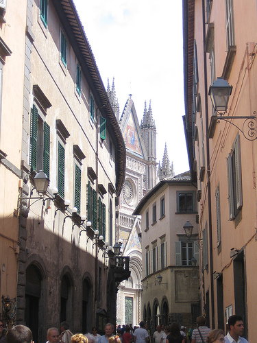 La catedral de Orvieto, despuntando entre sus calles