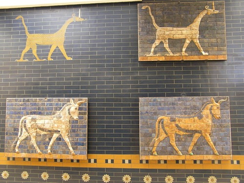 Detalles de grifos de la Puerta de Ishtar, en Babilonia
