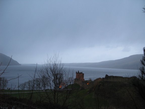 El castillo Urquhart sobre el lago Ness