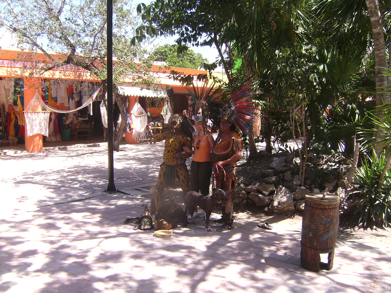 Mayas postizos con turista en Tulum