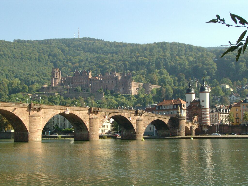 El castillo de Heidelbeg desde el río Neckar