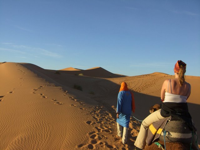 Caravana de camellos en Erg Chebbi