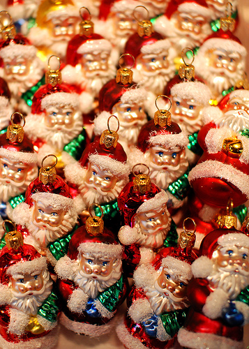 Figuras de papá Noel en un mercadillo de Navidad