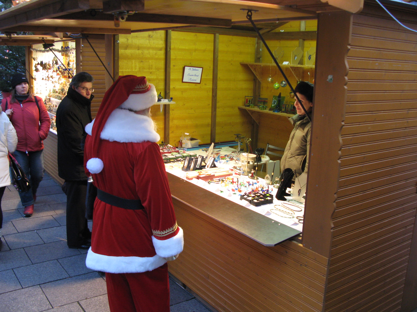 Santa Claus en el mercadillo de Navidad de Estrasburgo