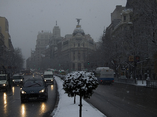 Calle Alcalá y edificio Metrópolis de Madrid nevado