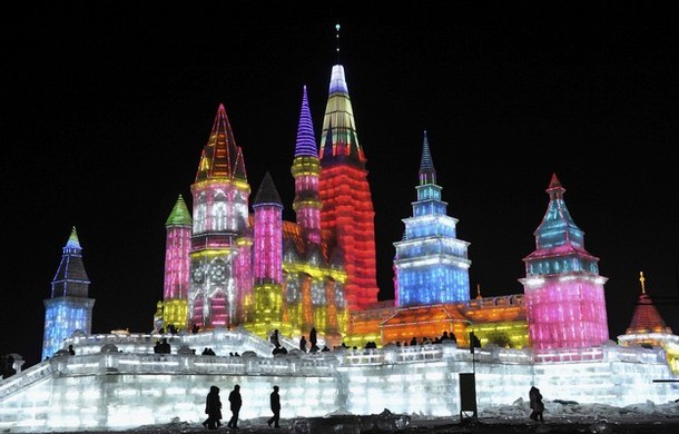 Edificios de hielo iluminados en Harbin