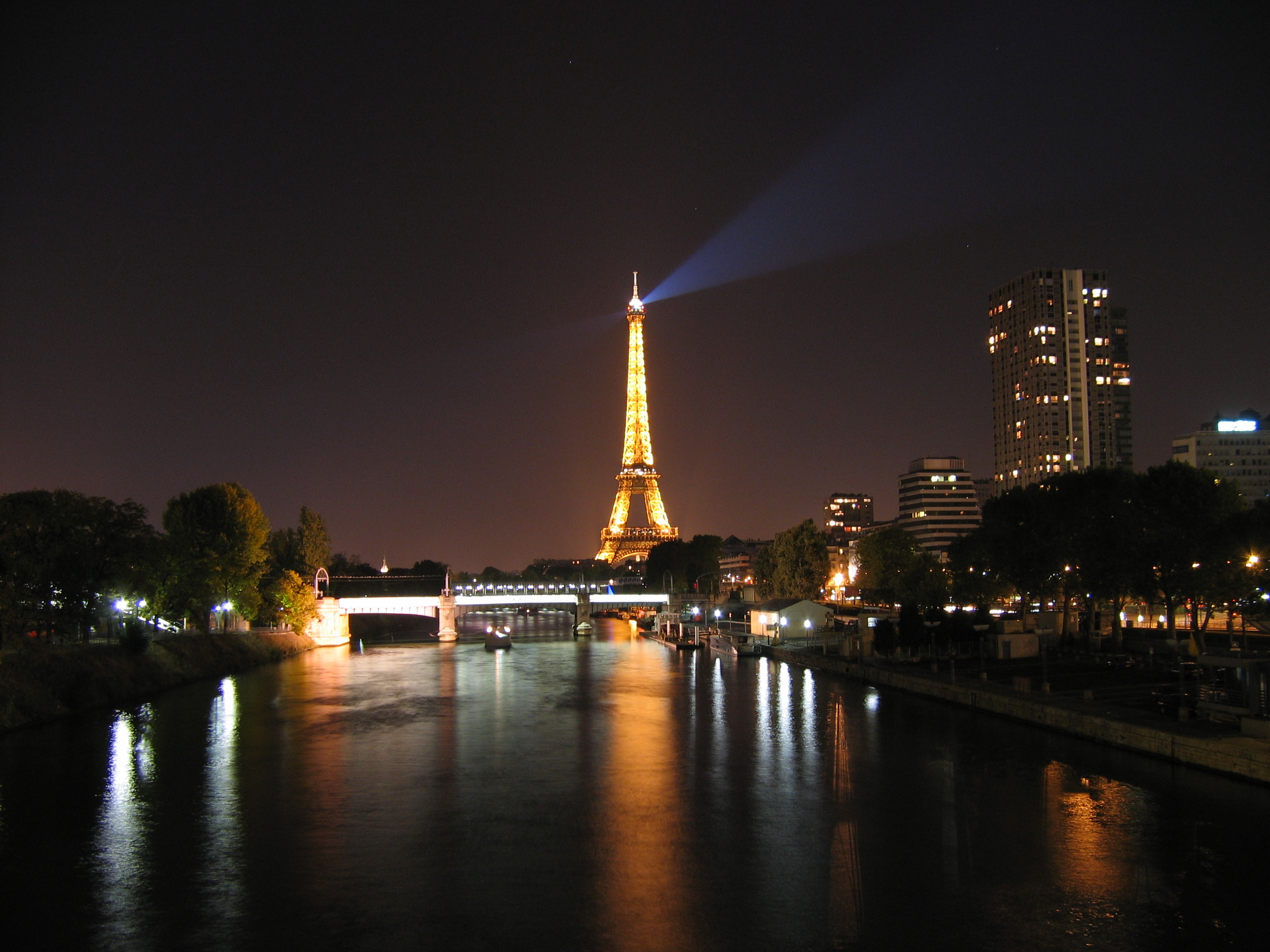 La Torre Eiffel de noche desde el Senna