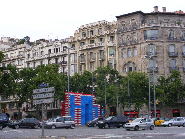 Arco de triunfo de cajas en Barcelona