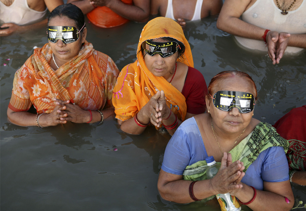 El eclipse desde el río Ganges en la India