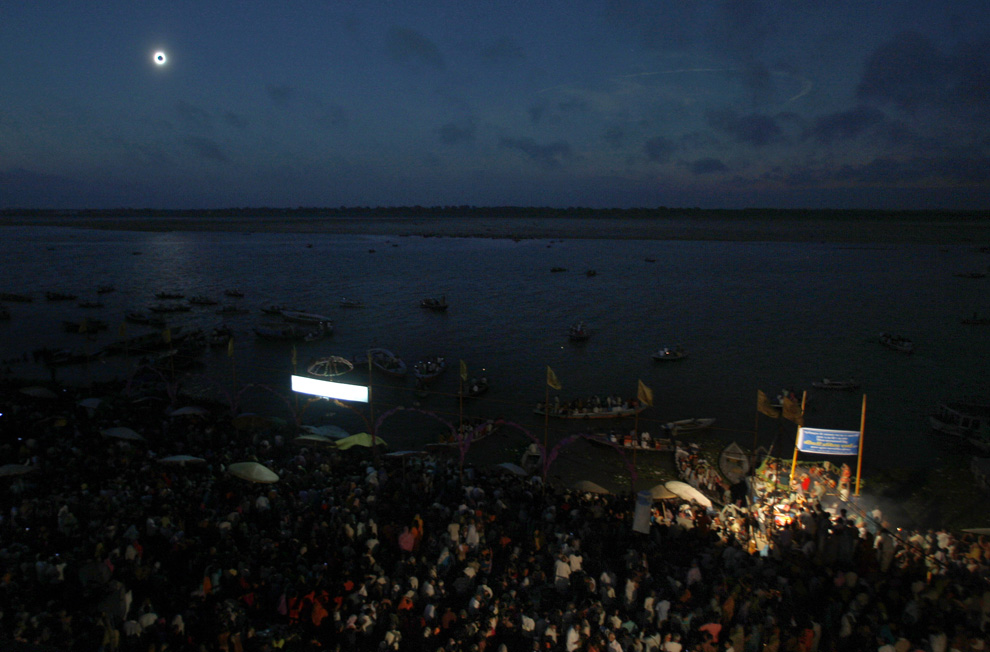 El eclipse desde Varanasi a orillas del Ganges