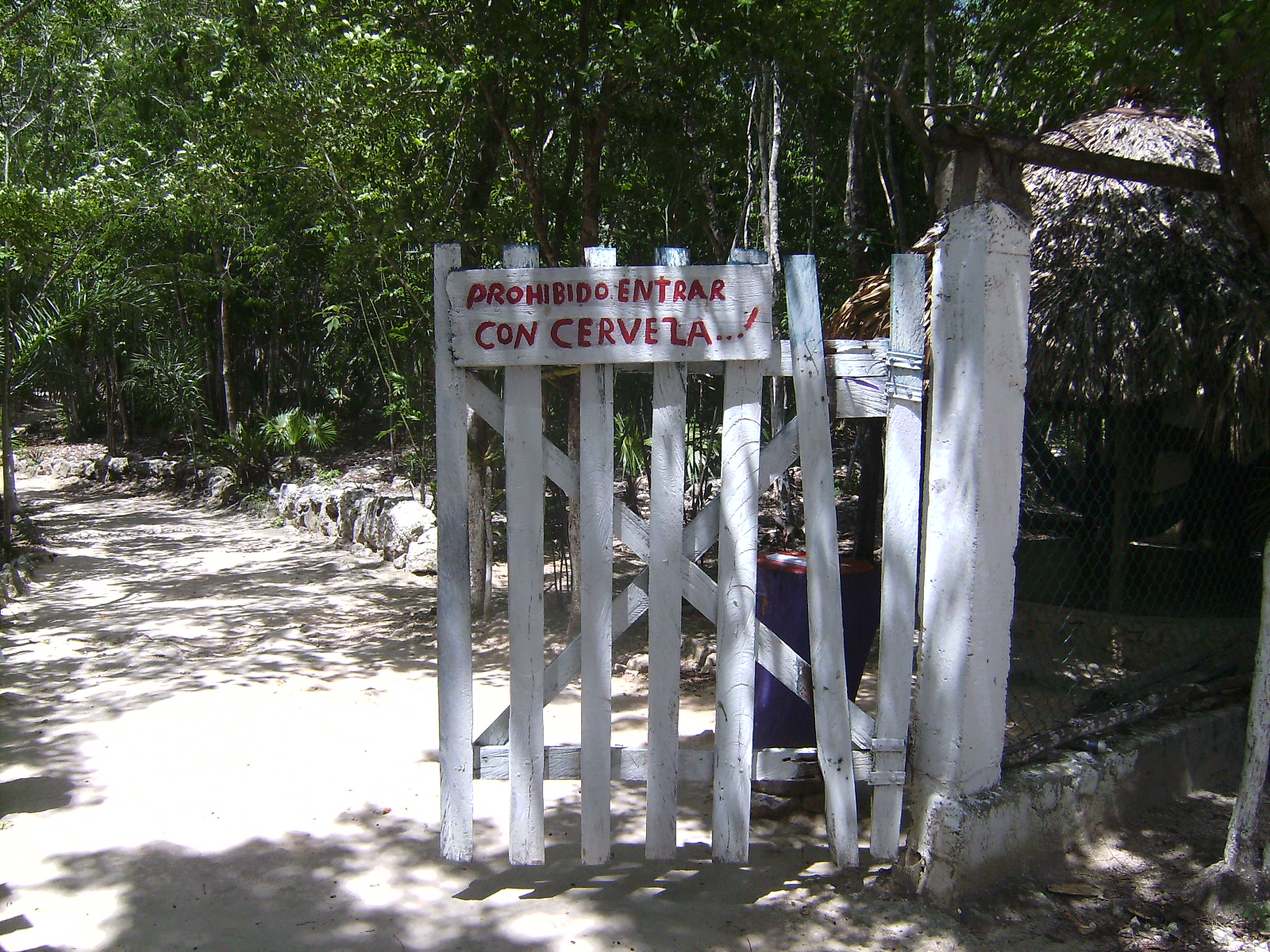 Prohibido entrar con cerveza en el cenote