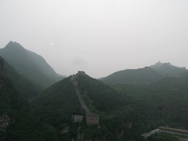 La murall de Simatai con niebla y el sol