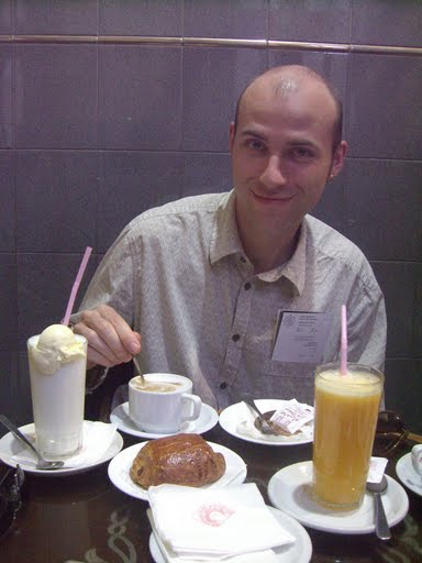 Mario desayunando en la Pastelería des Princes en Marrakech