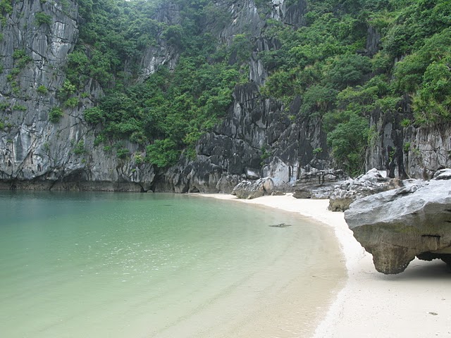 Playa en un islote de Halong Bay