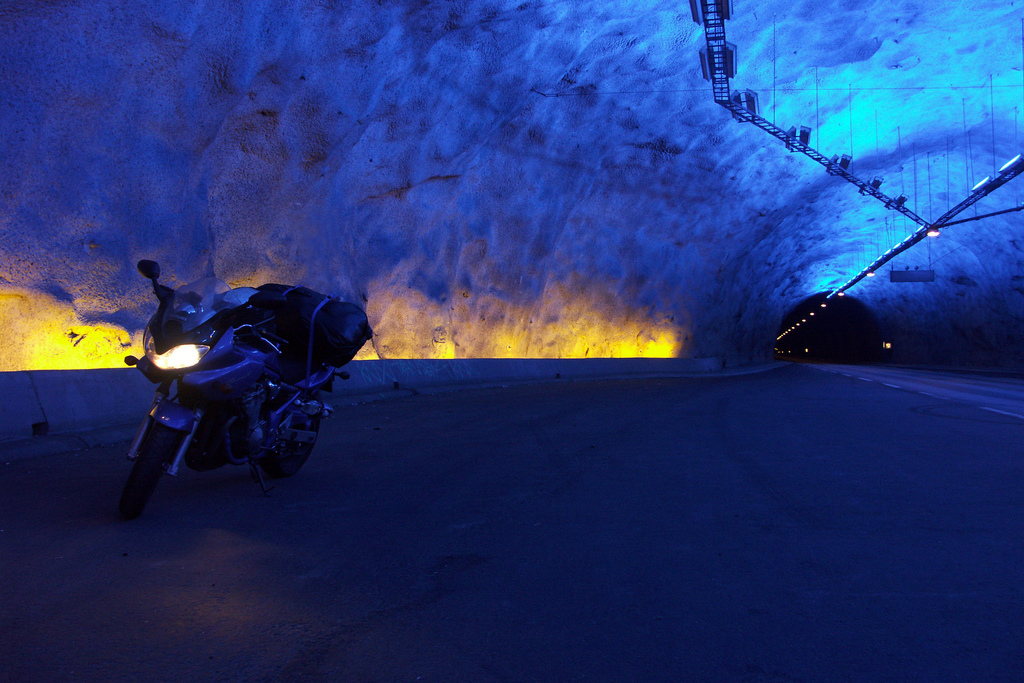 Parado en el túnel de Laerdal en Noruega