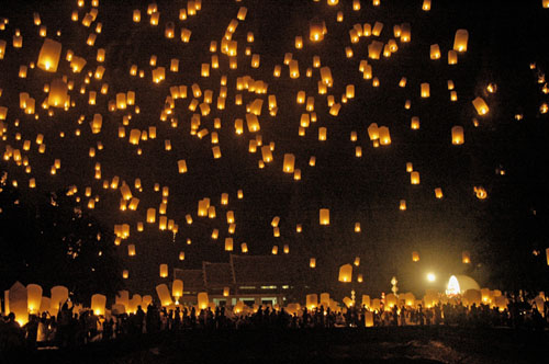 Miles de velas voladoras en Loi Krathong en Chiang Mai, Tailandia