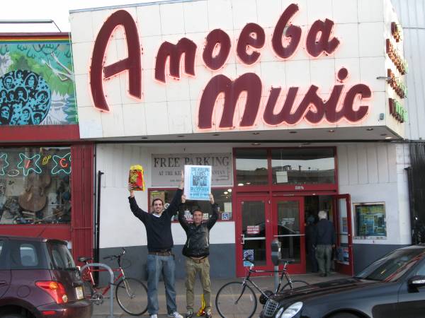 Xavier y Marc a la salida del Amoeba Music