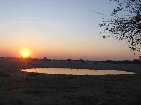 Puesta de sol desde Okuakuejo en Etosha