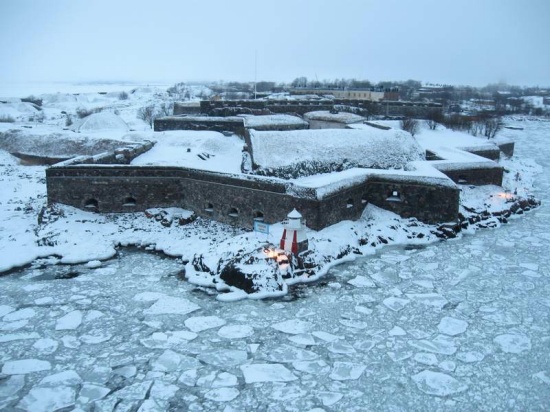 Fortaleza de Suomenlinna desde el ferry a Estocolmo en pleno febrero