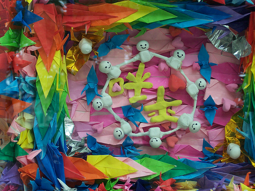 Coloridas garzas por la paz hechas por los niños