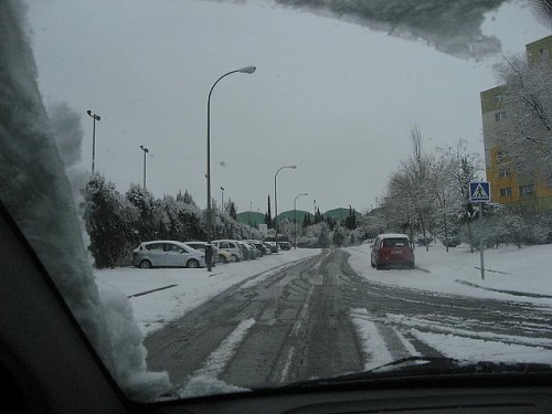 Conduciendo con nieve en la carretera