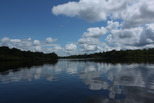 Cielo y laguna en la zona de Leticia (Colombia)