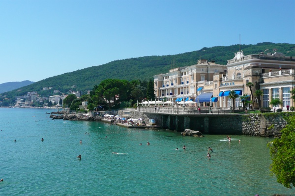 El Hotel Kristal de Opatija, al lado del mar