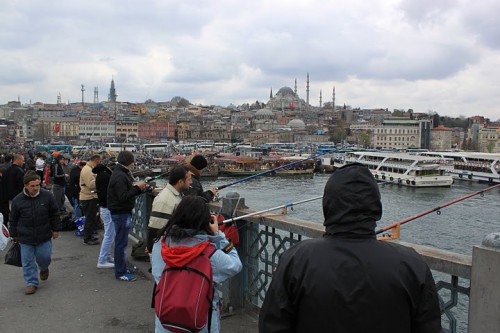 Pescadores en el puente de Galatea de Estambul