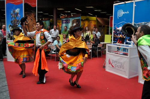 Grupo folclórico en el stand de Perú