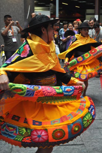 Mujeres peruanas bailando una danza tradicional